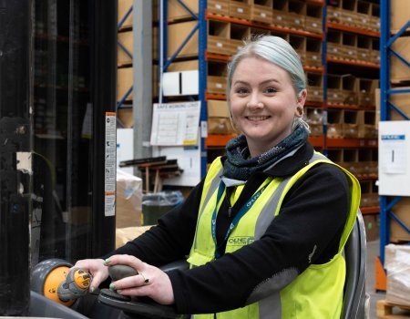 Fulfiment operator driving forklift in a modern 3PL warehouse