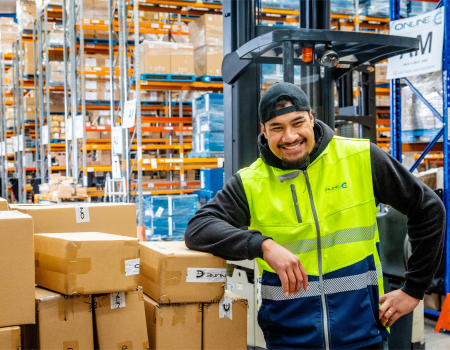 Modern 3PL fulfilment center with operator